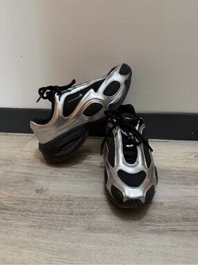 Nike air max Muse Silver and Black Women's Running Sneakers like new